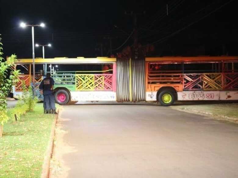 Trenzinho foi preso porregularidades como falta de carteira do condutor e portar pessoas do lado externo