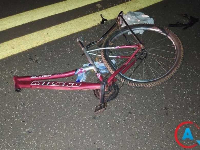 A bicicleta da vítima foi partida ao meio com a colisão