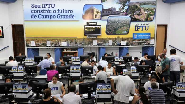 Atendimento ocorrendo dentro da central do IPTU