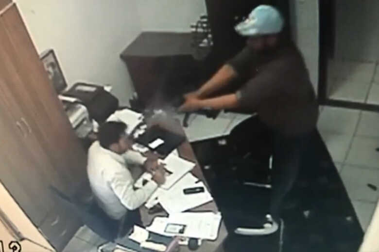 C&acirc;meras de seguran&ccedil;a flagraram o momento em que o criminoso dispara tr&ecirc;s vezes contra o advogado