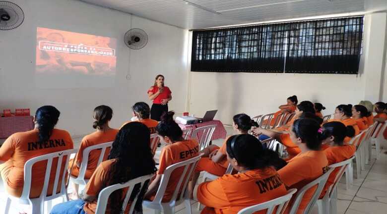 O aborda autorresponsabilidade com mulheres em situação de prisão