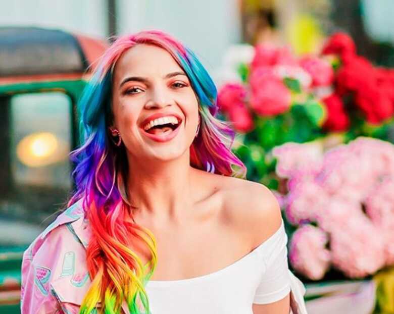 A apresentadora tem 7 milh&otilde;es de seguidores no seu canal Hi Gorgeous no YouTube