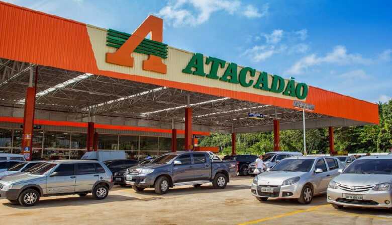 Eles contaram que pegaram os produtos dentro do comércio e passaram pelos caixas sem efetuar o pagamento