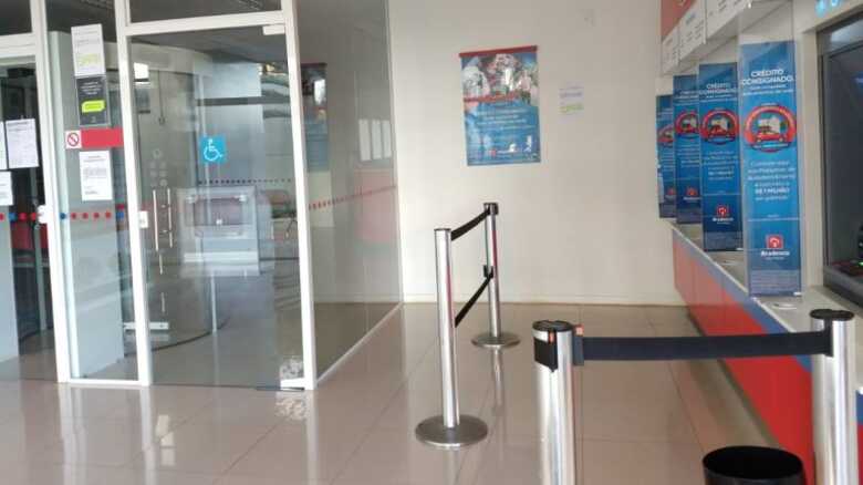Ag&ecirc;ncia banc&aacute;ria sem cleintes durante quarentena