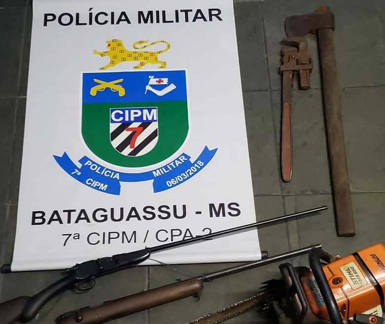 Espingardas encontradas na residência do autor