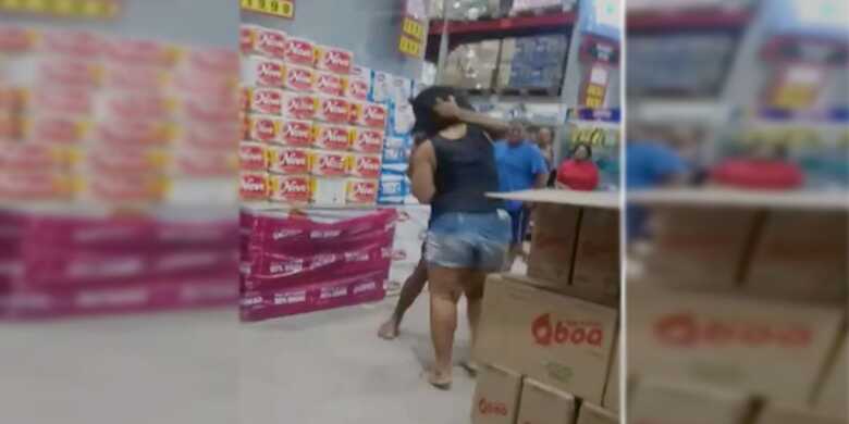 A briga foi contida por consumidores que faziam compras, e pelos seguran&ccedil;as