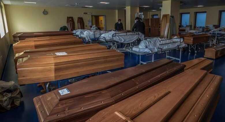 Sem espaço em cemitério,  Bérgamo transporta corpos para serem cremados em outras cidades
