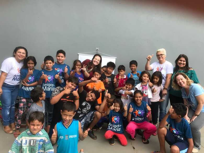 Algumas crianças atendidas pela Associação Amigos de Maria