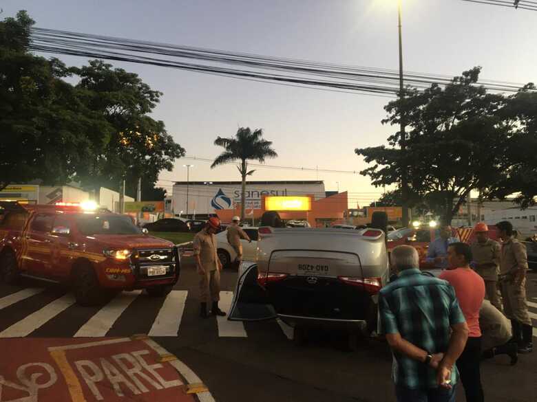 A ambulância se encontra no local para resgate da vítima