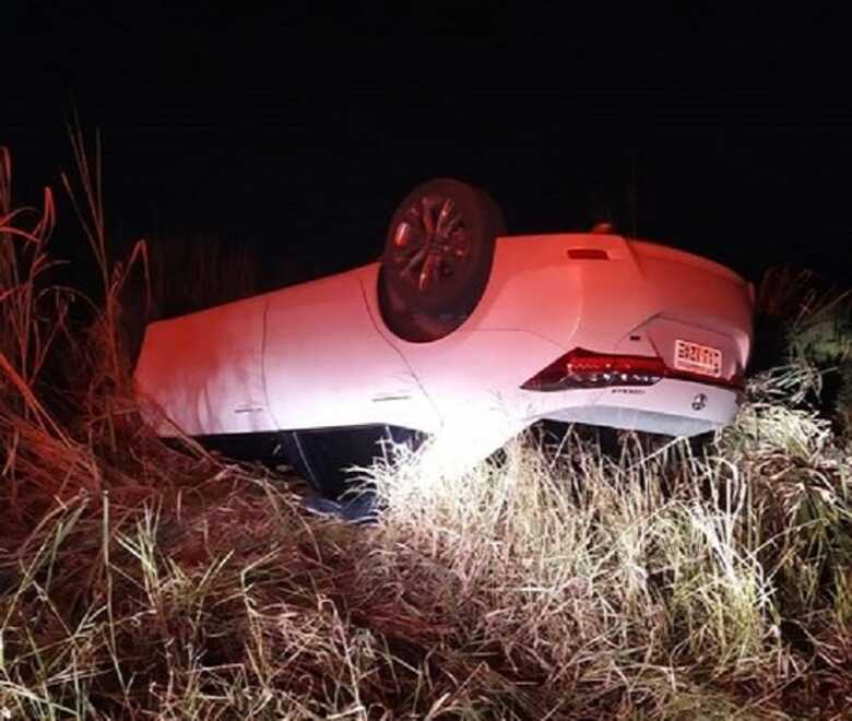 Carro capotou na BR-367 em Ivinhema