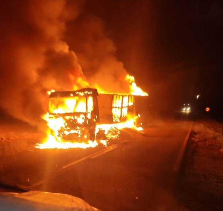 Carreta pegando fogo na rodovia MS-386