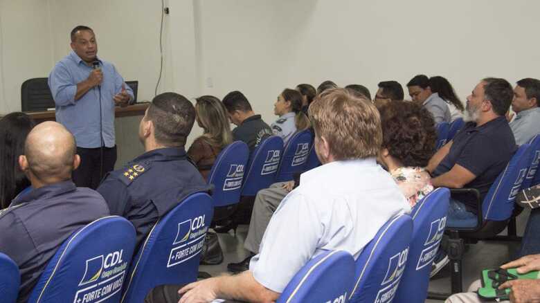 Adelaido Vila, presidente da CDL durante reunião com lojistas e autoridades