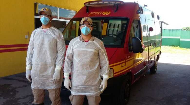 Bombeiros militares utilizando o kit para atender casos suspeitos de Corona vírus