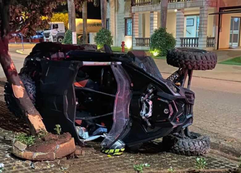 De acordo com informações policiais, o veículo não poderia estar circulando em vias urbanas por ser um automóvel de trilha