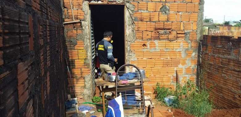 Populares sentiram mau cheiro que vinha da casa