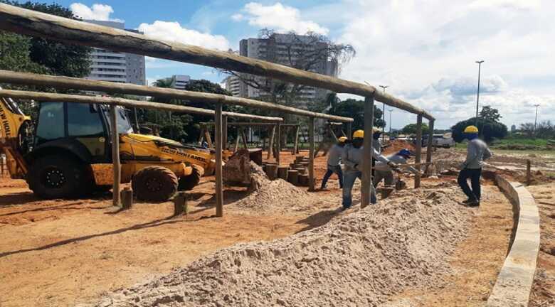Detentos trabalhando na reforma do Parque Ecol&oacute;gico do S&oacute;ter