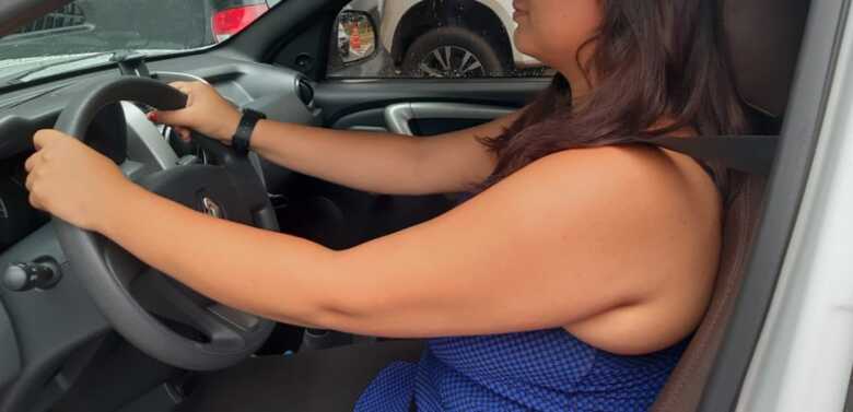 Motorista dirigindo com as m&atilde;os no volante