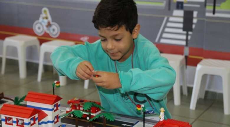 Durante a visita, as crianças participam de atividades educativas voltadas para conteúdo de trânsito, meio ambiente, cidadania, coleta seletiva e outros