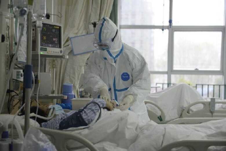 Equipe médica atendendo os pacientes, com Cornavírus, em Wuhan, China