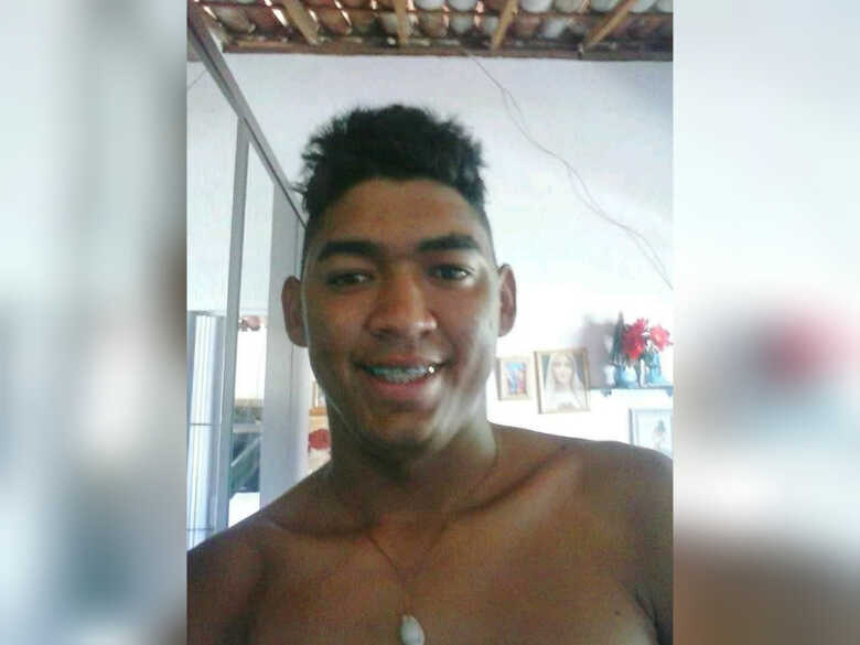 Familiares se encontram angustiados com o fato do jovem não atender ao celular e não dar notícias