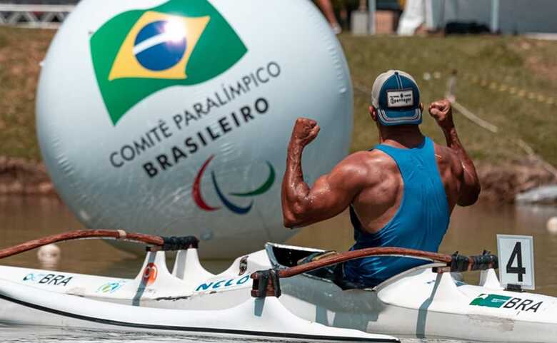 Fernando Rufino comemora ao conquistar a medalha de ouro na Copa Brasil de Paracanoagem