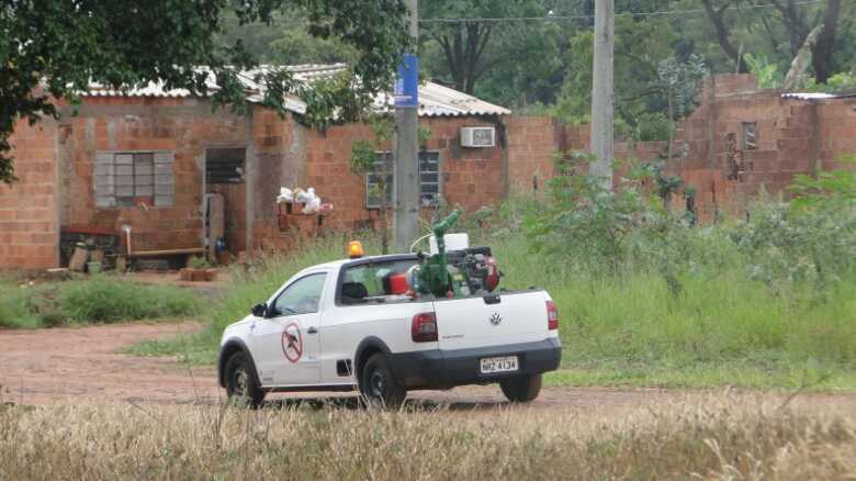 Veíuclo realizando borrifação em rua de Campo Grande