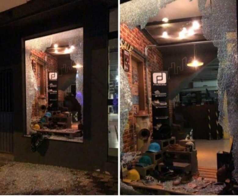 Vidraça da loja quebrada após trio cometer o furto