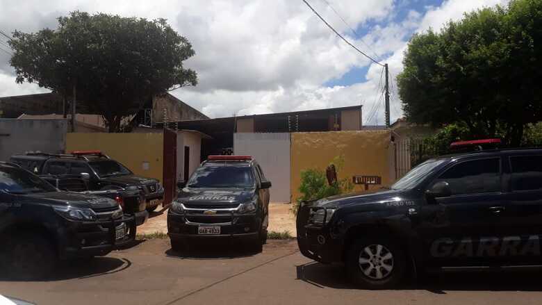 Entrada da casa usada para esconder escavação do túnel que levaria a quadrilha até o cofre do banco