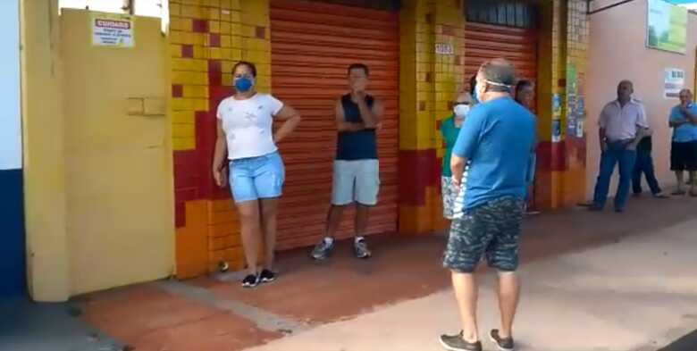 Print do v&iacute;deo que mostra a enorme fila formada or idosos para se vacinarem contra a gripe