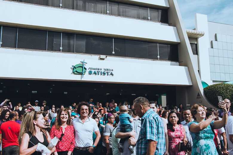 No comunicado oficial emitido pela igreja, há considerações de não ignorar a pandemia do vírus