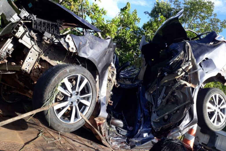 Após colidir com a árvore, carro ficou completamente destruído