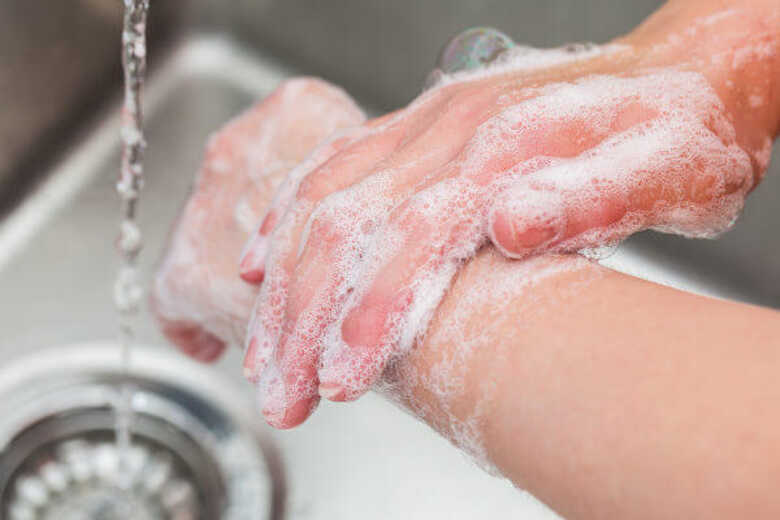 Lavar as mãos com água e sabão ou usar álcool gel é uma das formas de evitar o contágio