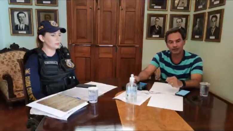 O prefeito Marquinhos Trad, acompanhado da guarda civil metropolitana, Ana Paula