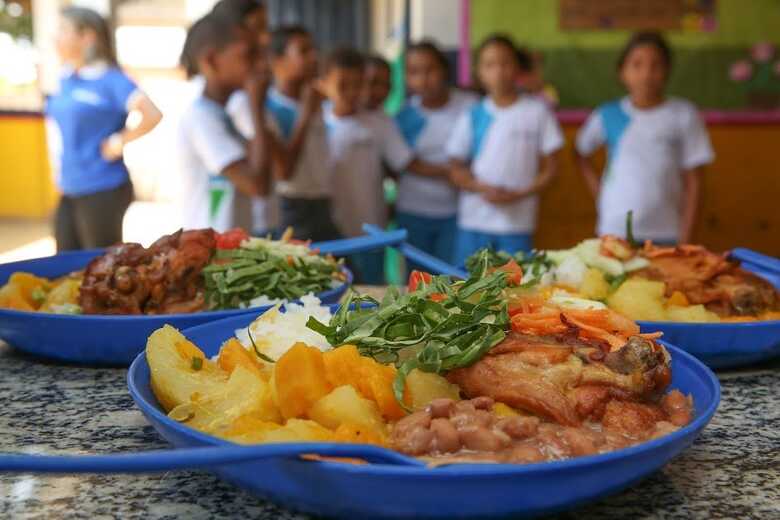 O objetivo da ação é ajudar na alimentação das crianças durante o período de suspensão das aulas