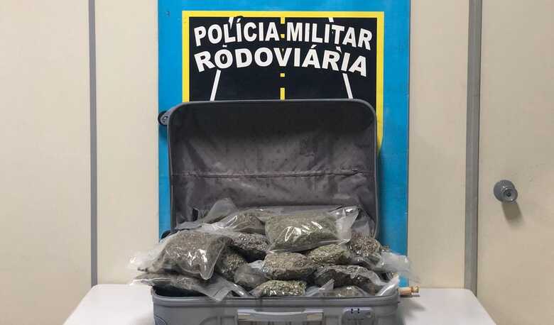 Na mala da adolescente foram encontrados pacotes de skank que juntos totalizaram 9,5kg da droga