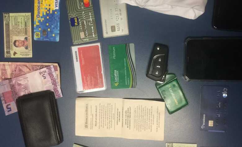 Identidade, dinheiro e cartões bancários encontrados com os suspeitos