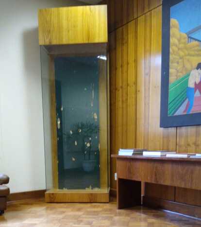 Uma das portas atingidas pelo ataque est&aacute; emoldurada e exposta no gabinete do secret&aacute;rio estadual da Educa&ccedil;&atilde;o de S&atilde;o Paulo