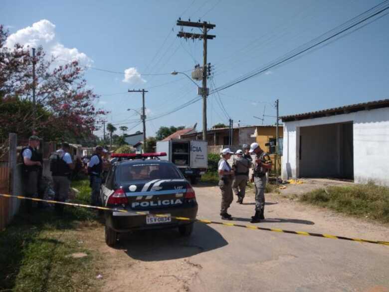 Policiais em frente à residência onde o crime aocnteceu