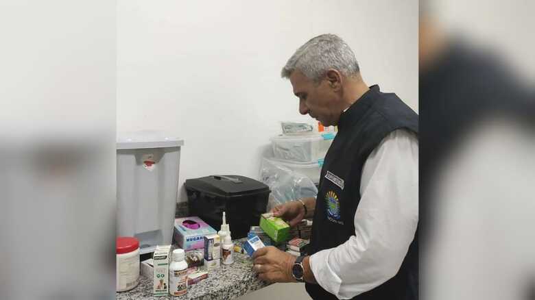 O superintendente do Procon-MS, Marcelo Salomão, avaliando produtos da clínica