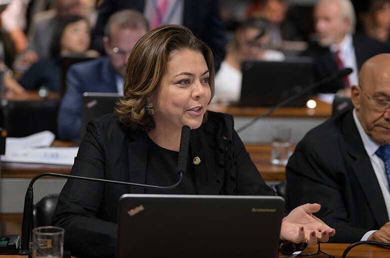 Senadora Leila Barros (PSB-DF), relatora do projeto de lei