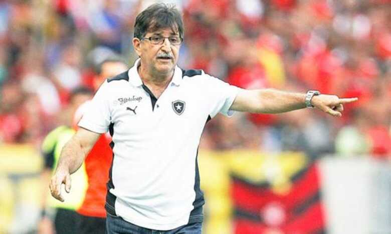 René Simões euqnsto exercia a função de técnico no Botafogo