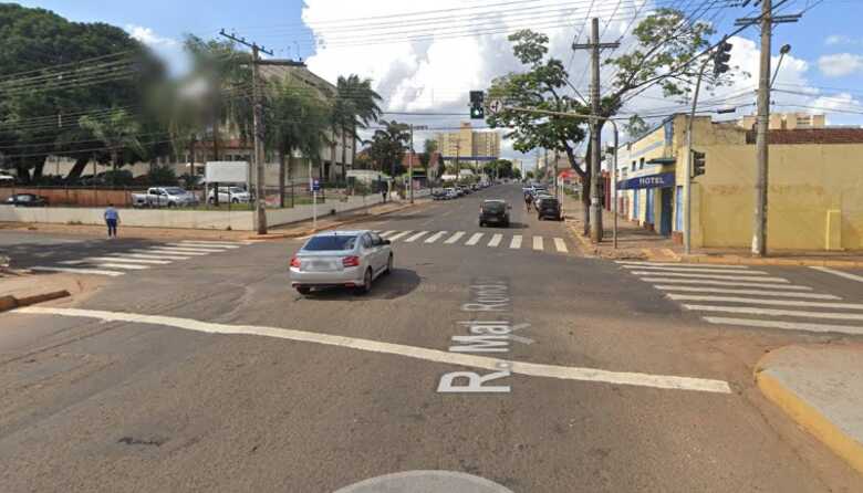 Criminosos aproveitaram o sem&aacute;foro parado para fazer o roubo