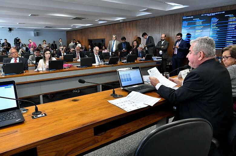 Senador Angelo Coronel presidindo a CPI em fevereiro