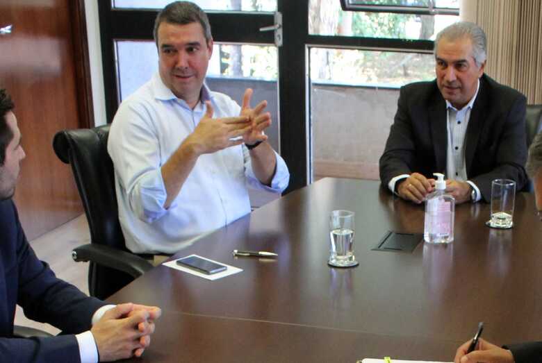 O secretário de Estado de Governo e Gestão Estratégica, Eduardo Riedel, esteve com o governador Reinaldo Azambuja durante assinatura da concessão