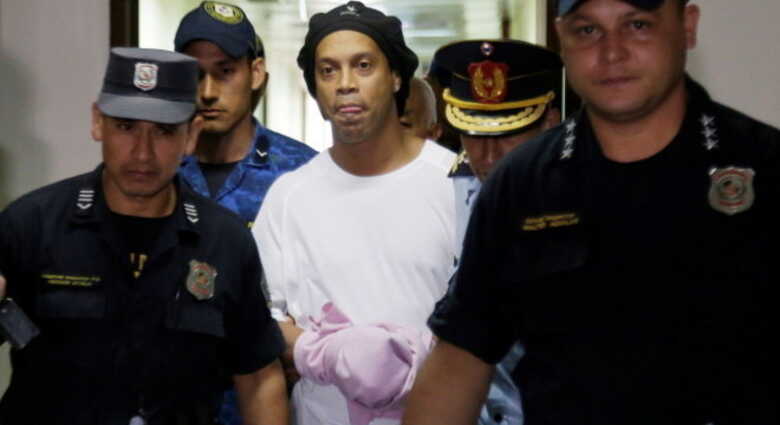 Ronaldinho foi levado para cadeia na última sexta-feira