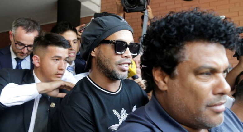 Ronaldinho e Assis est&atilde;o presos desde o dia 6 de mar&ccedil;o