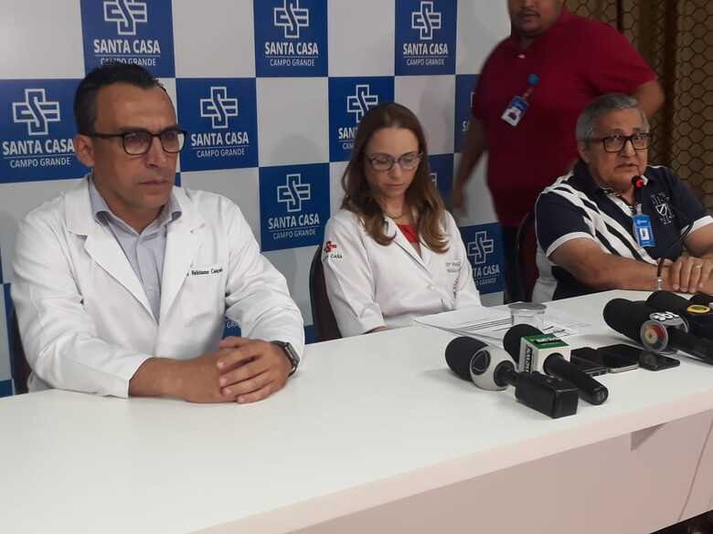 O vice-diretor clínico, Fabiano Cançado, a infectologista Priscila Alexandrino e o diretor corporativo, Heber Xavier