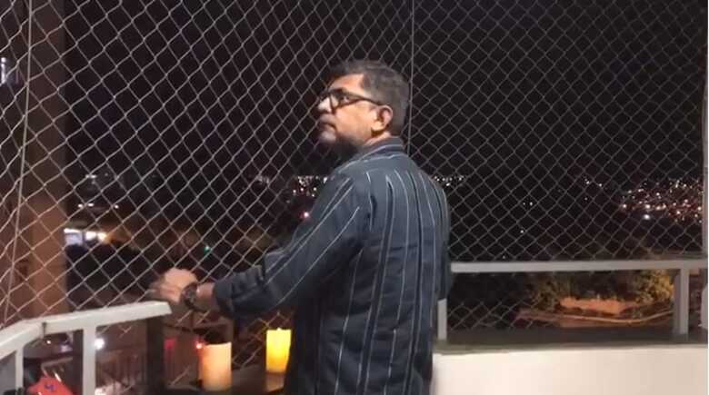 D&ecirc;nis Lopes cantou &oacute;pera na sacada do pr&eacute;dio onde mora para ajudar vizinhos que est&atilde;o tensos com confinamento