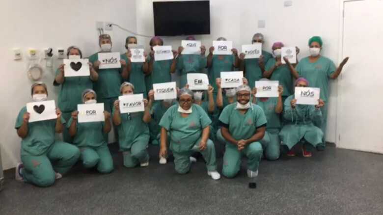 "N&oacute;s estamos aqui [no hospital] por voc&ecirc;s, por favor, fiquem em casa por n&oacute;s"