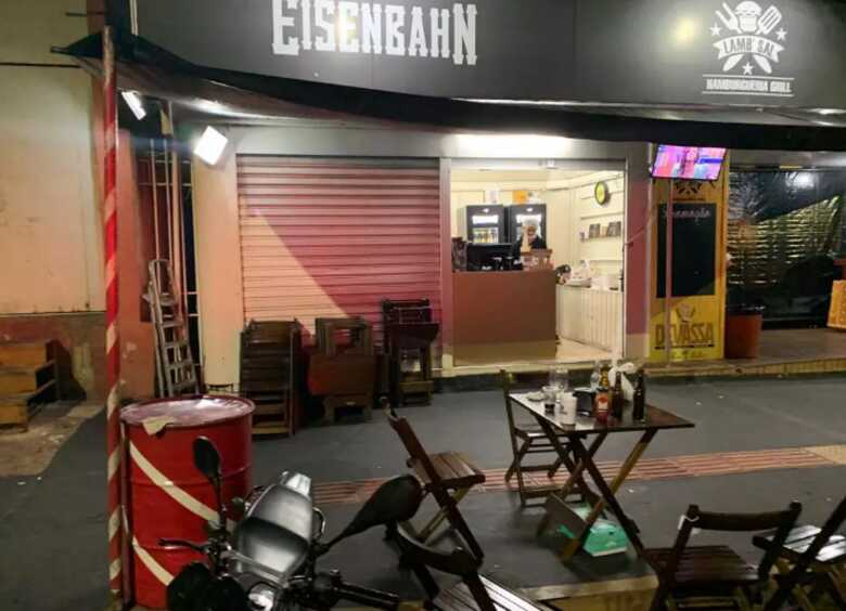 Lanchonete Lambe Sal estava aberta com pessoas ingerindo bebida alcoólica